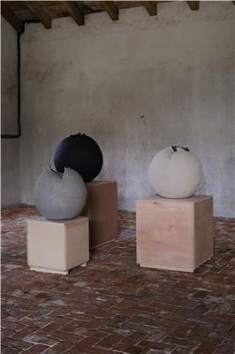 ceramic brussels GREGE GALLERY Laura Pasquino Untitled95 black 2023 Untitled81 grey 2023 Untitled80 white 2023