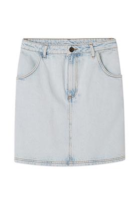 AMV SS25 PACKSHOT WOMEN 12