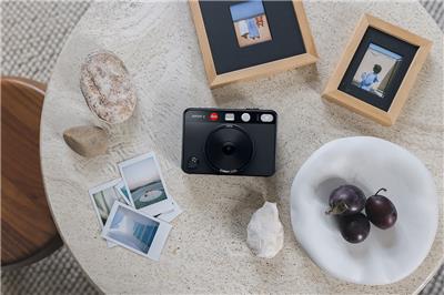 LEICA SOFORT 2 RED 399 EUR CAMPAIGN IMAGE 1