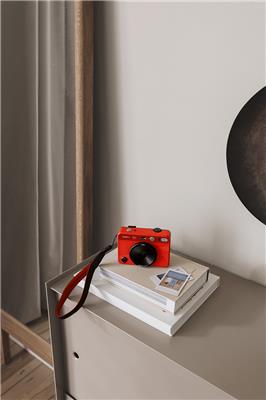 LEICA SOFORT 2 RED 399 EUR CAMPAIGN IMAGE 2