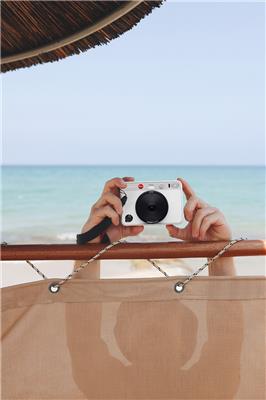 LEICA SOFORT 2 RED 399 EUR CAMPAIGN IMAGE 3