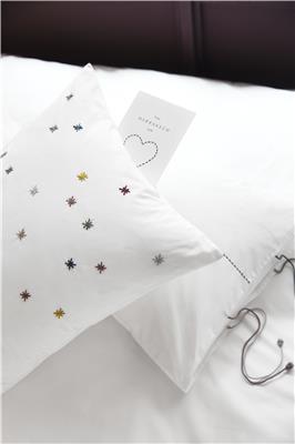 Valerie Barkowski HUNA NOON linge de lit oreiller taie oreiller poche secrète blanc finition aqua vbarkowski photo tania panova 2