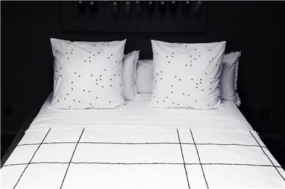 Valerie Barkowski bed linen blanc KARO noir credit tania panova 2