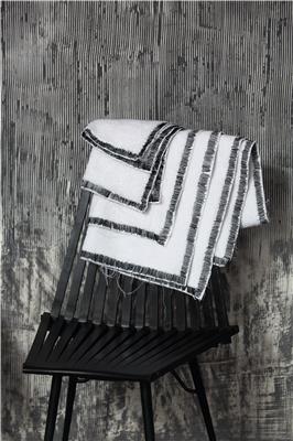 Valerie Barkowski CALI linge de bain blanc finition noir vbarkowski photo tania panova