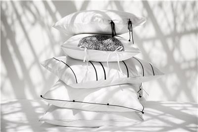 Valerie Barkowski linge de lit blanc taies oreillers finition noir vbarkowski photo tania panova