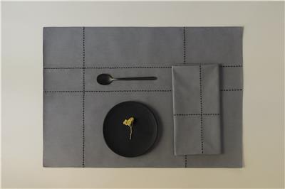 Valerie Barkowski KARO linge table gris finition noir set serviette vbarkowski photo delphine warin
